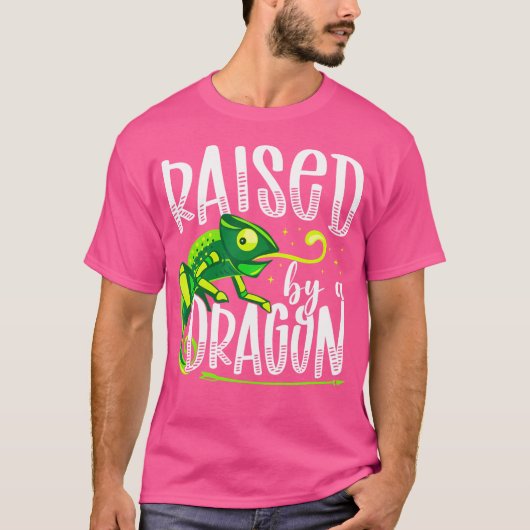 ドラゴンに育てられたカメレオン Tシャツ (正面)