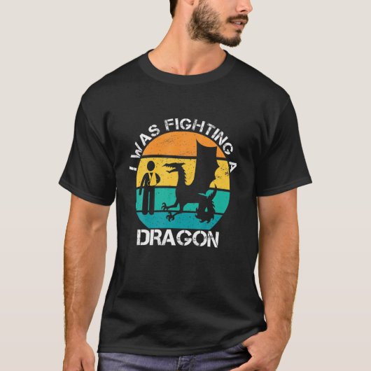 ドラゴンの手を傷つけ腕を壊した子供と戦っていた Tシャツ (正面)