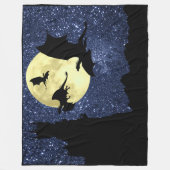ドラゴンの飛行、真夜中の空の崖の城、満月 フリースブランケット (正面)