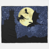 ドラゴンの飛行、真夜中の空の崖の城、満月 フリースブランケット (正面(横))