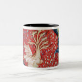 ドラゴンを逃げるために翼を受け取っている女性 ツートーンマグカップ (中央)