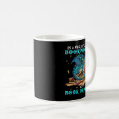 ドラゴンシャツ – In A World Full Of Bookworms Be A B コーヒーマグカップ (正面右)