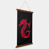 ドラゴンスタイルの文字G、ドラゴンアルファベット、モノグラム 吊り下げ型タペストリー (傾斜あり)