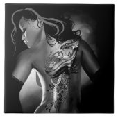 ドラゴンタトゥーウーマン白黒 タイル (正面)