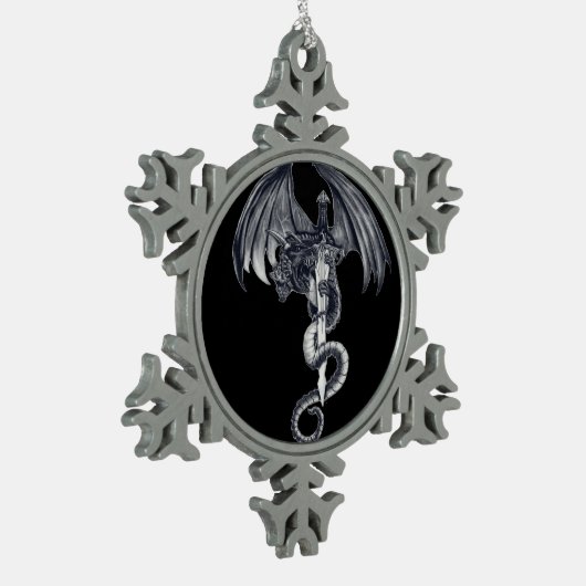 ドラゴン及び剣のクリスマスの球のオーナメント スノーフレークピューターオーナメント (左)