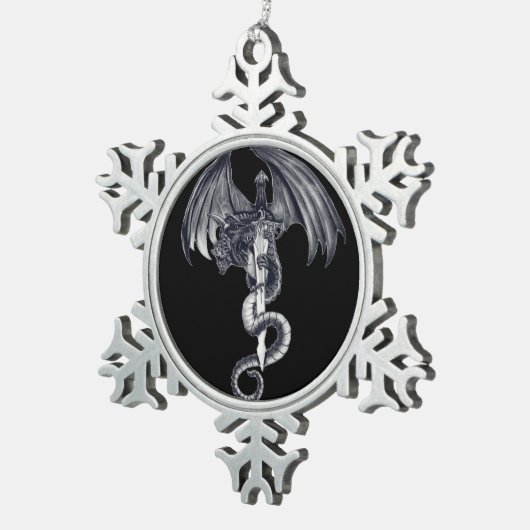 ドラゴン及び剣のクリスマスの球のオーナメント スノーフレークピューターオーナメント (右)