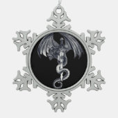 ドラゴン及び剣のクリスマスの球のオーナメント スノーフレークピューターオーナメント (正面)