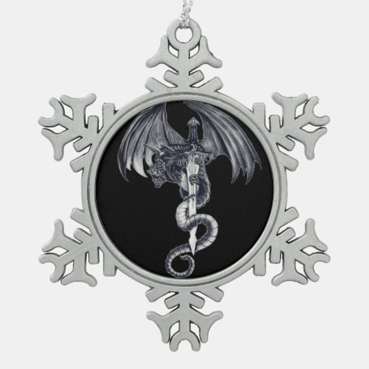 ドラゴン及び剣のクリスマスの球のオーナメント スノーフレークピューターオーナメント (正面)