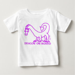 ドラゴン船上に! ベビーのティーのマゼンタ2 ベビーTシャツ