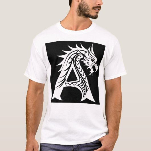 ドラゴン風の文字A、ドラゴンアルファベット、モノグラム Tシャツ (正面)