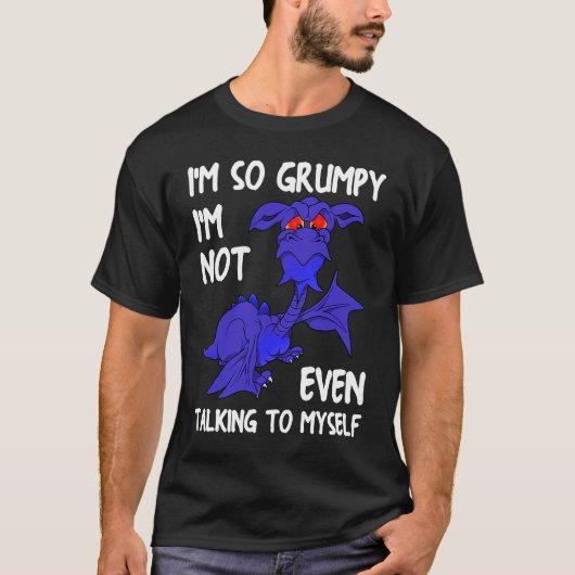 ドラゴン飛んでいる神話の生き物の私は非常に不機嫌である Tシャツ (正面)