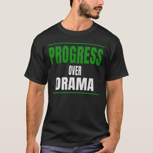 ドラマより進歩 タイポグラフィデザイン Tシャツ (正面)