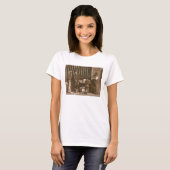 ドラマチックなシューズブラック1876-77 (woodburytype) tシャツ (正面フル)