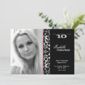 ドラマチックなダマスク柄の卒業発表カード2 招待状 (スタンド正面)