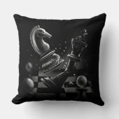 ドラマチックなチェスのモノクロ クッション (正面)
