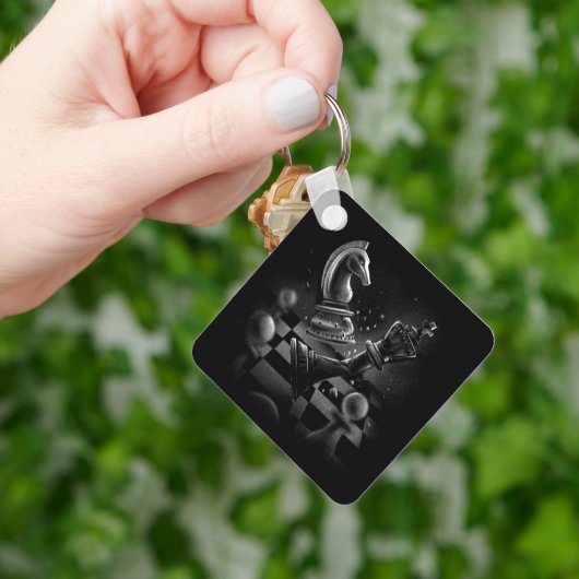 ドラマチックなチェスの戦い – 騎士と馬 キーホルダー (手)