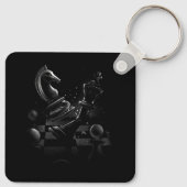 ドラマチックなチェスの戦い – 騎士と馬 キーホルダー (裏面)