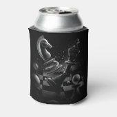 ドラマチックなチェスの戦い – 騎士と馬 缶クーラー (缶裏面)