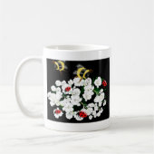 ドラマチックなハチのテンサイと黒の白い花 コーヒーマグカップ (左)