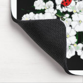 ドラマチックなハチのテンサイと黒の白い花 マウスパッド (コーナー)