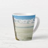 ドラマチックな北欧の海景ラトラバジャルの崖の写真 カフェラテマグ (右アングル)