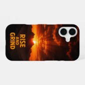 ドラマチックな山の日の出「ライズとグラインド」 iPhone 16ケース (裏面横)