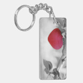 ドラマチックな赤いハートの形をしたリンゴ キーホルダー (正面左)