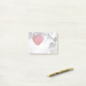 ドラマチックな赤いハートの形をしたリンゴ ポストイット (デスク上)