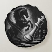 ドラマチックな黒馬vs.キング – チェスはっきりしたのアートワーク ラウンドクッション (裏面)