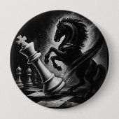 ドラマチックな黒馬vs.キング – チェスはっきりしたのアートワーク 缶バッジ (正面)