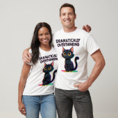 ドラマチックに考えすぎ – おもしろ猫好き Tシャツ (ユニセックス)