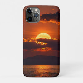 ドラマティックな深紅の夕焼けと大海原 iPhone 11 PROケース