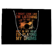 ドラマーおもしろいアート女子男性へドラムプレーヤーのパーカス ラージペーパーバッグ (裏面)