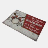 ドラマーと美しい女性が一緒にマッおもしろいト ドアマット (アングル)