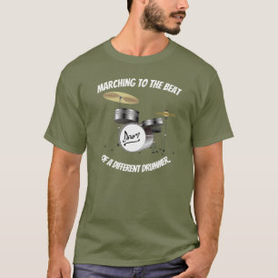 ドラマーのビートに向かって行進違うする Tシャツ