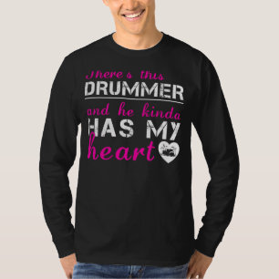 ドラマーの愛:彼は私のハートTシャツを持っている Tシャツ