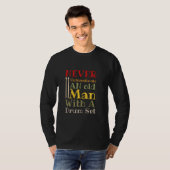 ドラマーはドラムセットを持つ老人を過小評価しない Tシャツ (正面フル)