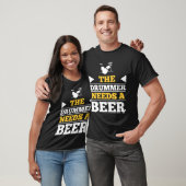 ドラマーはビールを必要とします Tシャツ (ユニセックス)