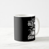 ドラマーは決してドラムを持つ老人を過小評価しない コーヒーマグカップ (正面右)