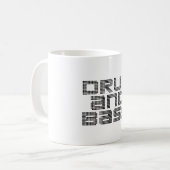 ドラムおよび低音 コーヒーマグカップ (正面左)