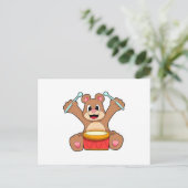 ドラムに合わせて歌うクマ ポストカード (スタンド正面)