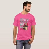ドラムを使った女の子を決して過小評価しない Tシャツ (正面フル)