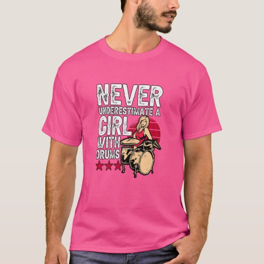 ドラムを使った女の子を決して過小評価しない Tシャツ (正面)