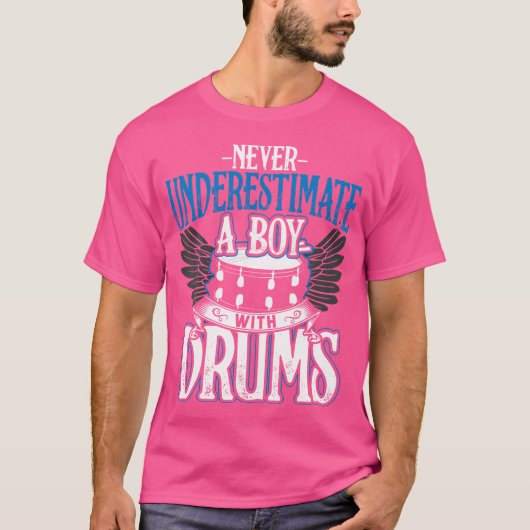ドラムを使った少年を決して過小評価しない Tシャツ (正面)