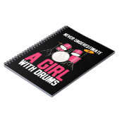 ドラムを持つ少女を決して過小評価しない ノートブック (左側)