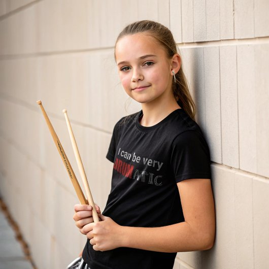 ドラムキッズおもしろい引用文と赤い白のタイポグラフィ Tシャツ