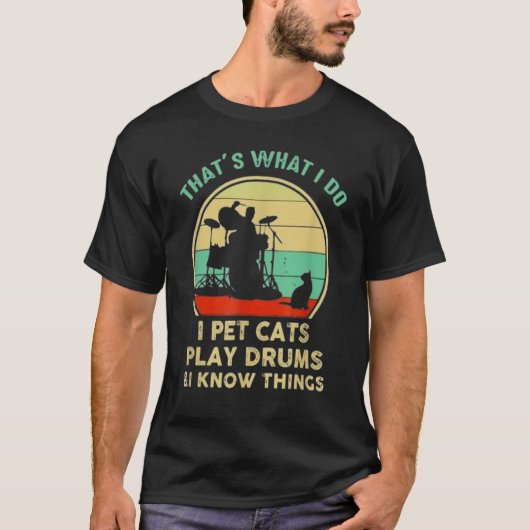 ドラム缶の中で猫を飼っ遊ている事だ Tシャツ (正面)