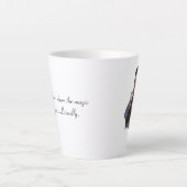 ドリアン・パヴス – ここで魔法が起こる カフェラテマグ (正面)