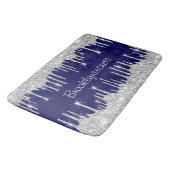 ドリップスグリッター効果ブルーネイビー勇気ネームシルバー バスマット (アングル)