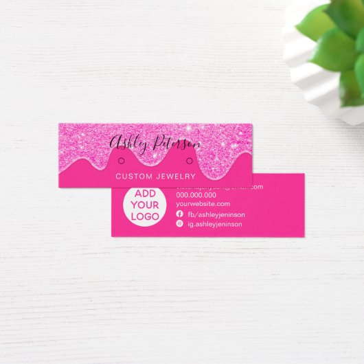 ドリップスネオンピンクグリッタースタッドのイヤリング表示 (デスク)